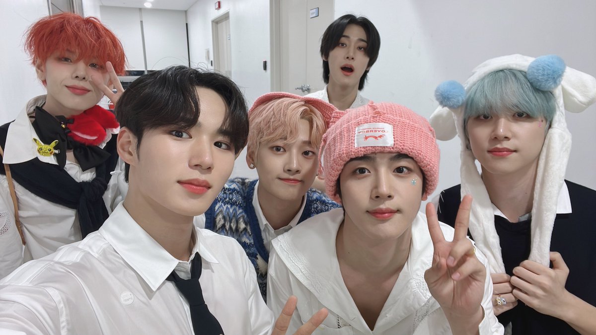WEi__Official's tweet photo. 귀여움의 정의를 다시 내린 오늘의 위아이💕
너무 귀여운 여섯 명이 모이니 귀여움이 배가 되었답니다✨
힘을 얻는 행복한 시간을 보낸 위아이랑 굳밤🌙

#위아이 #WEi
#Eternally #질주 #OVERDRIVE https://t.co/DiMYomw6x1