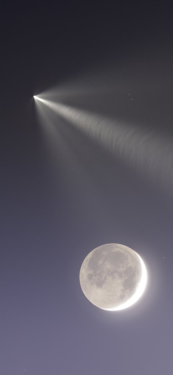 AJamesMcCarthy's tweet image. Ever seen a rocket launch? By sheer chance I caught this Falcon 9 flying over Arizona after a Vandenberg Launch.
I should really make it out there to capture more of these. 

Here’s a mobile wallpaper of the moment it passed the waxing crescent moon.