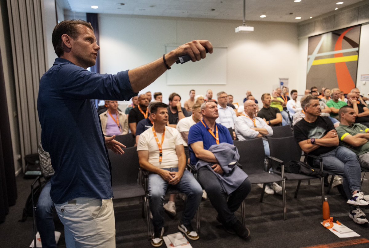 VosDave's tweet photo. Nationaal Voetbaltrainers Congres 2023 ⚽️#knvb #CBV https://t.co/tyIGABrd7f