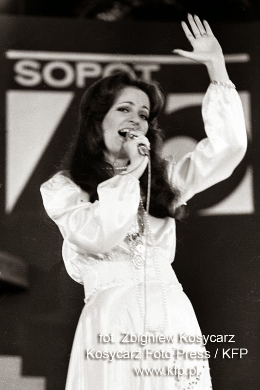 RadioTiranaPL's tweet photo. Anna Jantar (10.06.1950 - 14.03.1980) Jedna z najpopularniejszych piosenkarek estradowych w latach 70-tych w PRL. Zasłynęła z takich utworów jak "Tyle słońca w całym mieście", "Nic nie może przecież wiecznie trwać" "Za każdy uśmiech". #MuzykawPRL #MuzykaPRL https://t.co/pW5APN00yl