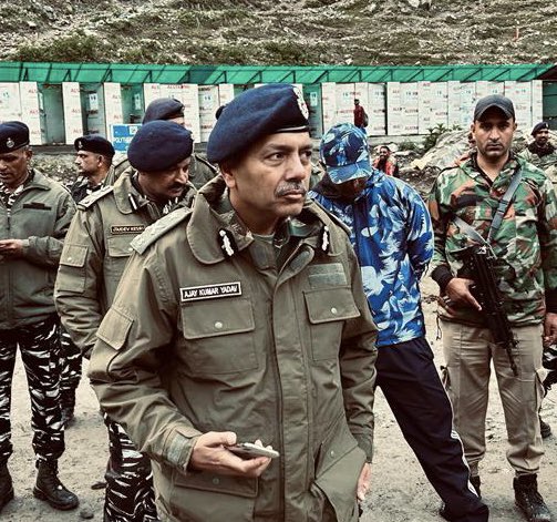 Sh. Ajay Kr. Yadav, IG, Srinagar Sector, #CRPF along with Sh. Nikhil Borkar, SSP, Ganderbal oversee commencement of 62-day long Shri Amarnath Ji Yatra at Domail. They reviewed camp security of Baltal base camp &amp; interacted with Quick Action &amp; Mountain Rescue Teams. #SANJY2023