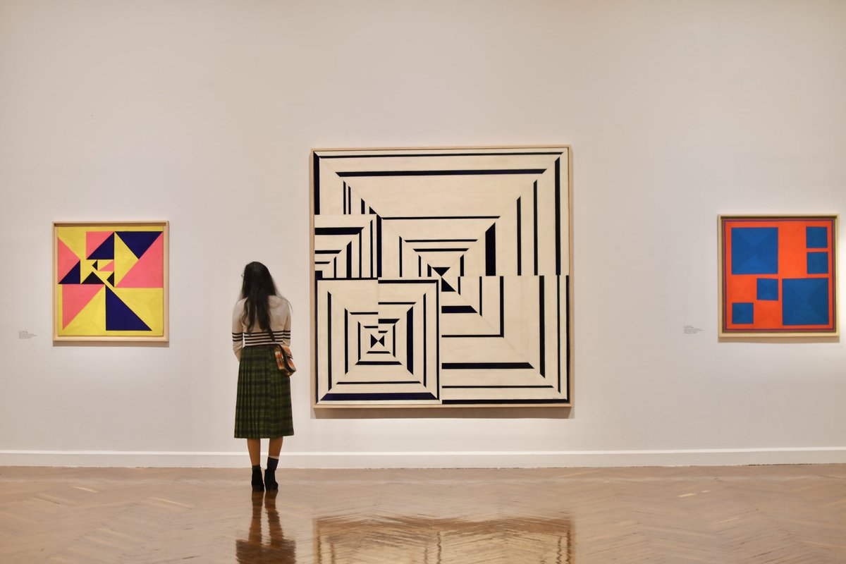 mbellasartes's tweet photo. ¿De qué manera Eduardo Terrazas involucra el campo de la economía y la estadística en su práctica artística? 

Terrazas utiliza la geometría 🔶🔵🟥 y la estadística como herramientas fundamentales en su proceso creativo. Su trabajo se basa en la repetición y la serialidad, utilizando patrones matemáticos y estructuras geométricas para construir sus composiciones. Estas estructuras, a menudo complejas y detalladas, reflejan la influencia de ambas disciplinas.

“Equilibrio múltiple. Eduardo Terrazas. Obras y proyectos (1968-2023)”.

#EquilibrioMúltiple 
#EduardoTerrazas