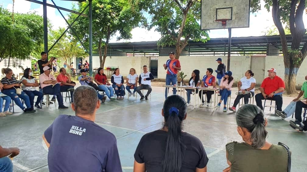 Hoy sábado tuvimos un encuentro muy ameno con el pueblo organizado, la Comuna Socioproductiva Chávez Vive del municipio Peña del estado Yaracuy, dónde analizamos la reforma de la Ley de Los Consejos Comunales.

Con Chávez y nuestro presidente <a href="/nicolasmaduro/">Nicolás Maduro</a> ¡Venceremos!