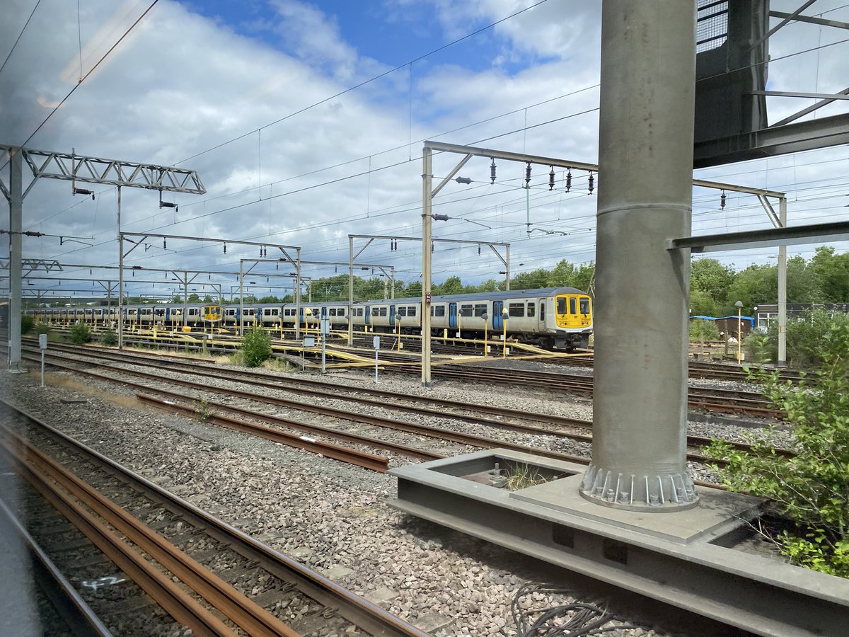 loypass_SCCar's tweet image. 🚈 @LNRailway Generations unite at Bletchley. #class319 #class350 #class730