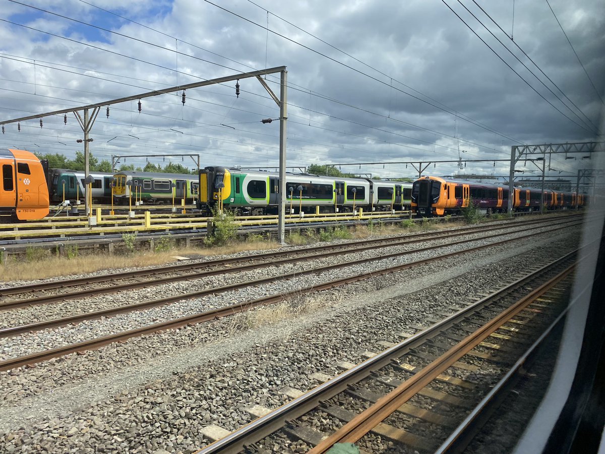 loypass_SCCar's tweet image. 🚈 @LNRailway Generations unite at Bletchley. #class319 #class350 #class730