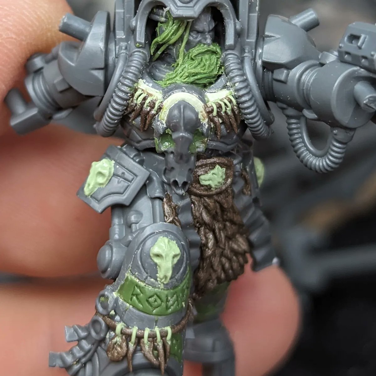 So much happier with him. Redid the wolf teeth, made the smaller. I'm particularly happy with the belt 😁

#warmongers #WarhammerCommunity #spacewolf #Leviathan