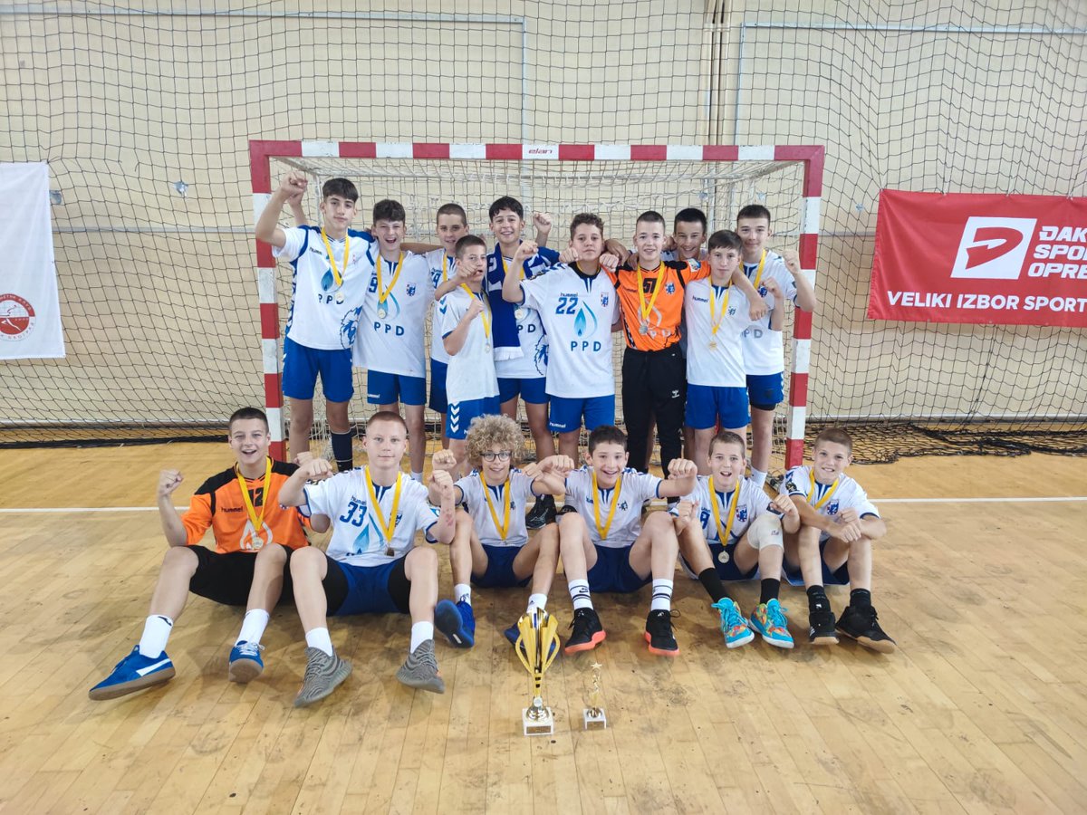 RKZagreb's tweet photo. [ MLAĐI UZRASTI ]

Lavići su osvojili Handball Summer Cup u Beogradu! 🏆

Bili su uvjerljivi od početka do kraja turnira i slavili u svim utakmicama koje su odigrali. U finalu su bili bolji od ekipe Novi Beograd 💪🏻

Čestitke i Antoniu Novakoviću MVP-u turnira! 👏🏻💙

#rkzagreb https://t.co/2ybiWvLnCw
