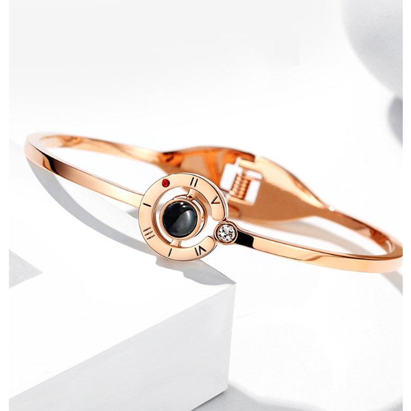 FollesPensee's tweet photo. Ce bracelet de je t'aime en 100 langues est juste magnifique 😍 https://t.co/E86A2py3qJ
