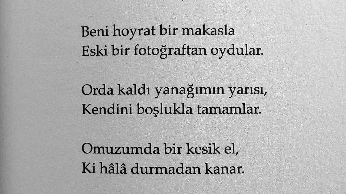 yas_gunlugu's tweet photo. “beni hoyrat bir makasla 
eski bir fotoğraftan oydular.”

metin altıok https://t.co/rRWSfvZueH