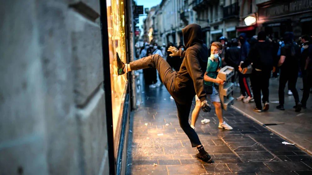 CNS__News's tweet photo. 👀shooting in 🇫🇷France during riots #canada #ukraine #news #france https://t.co/FKA30qgrig via @YouTube 
Protests broke out on the night of June 28 near Paris after a police officer shot and killed a 17-year-old boy. 
#FranceProtest #Ukraine #NEWS #Canada #CNS https://t.co/fXlW7jLUpu