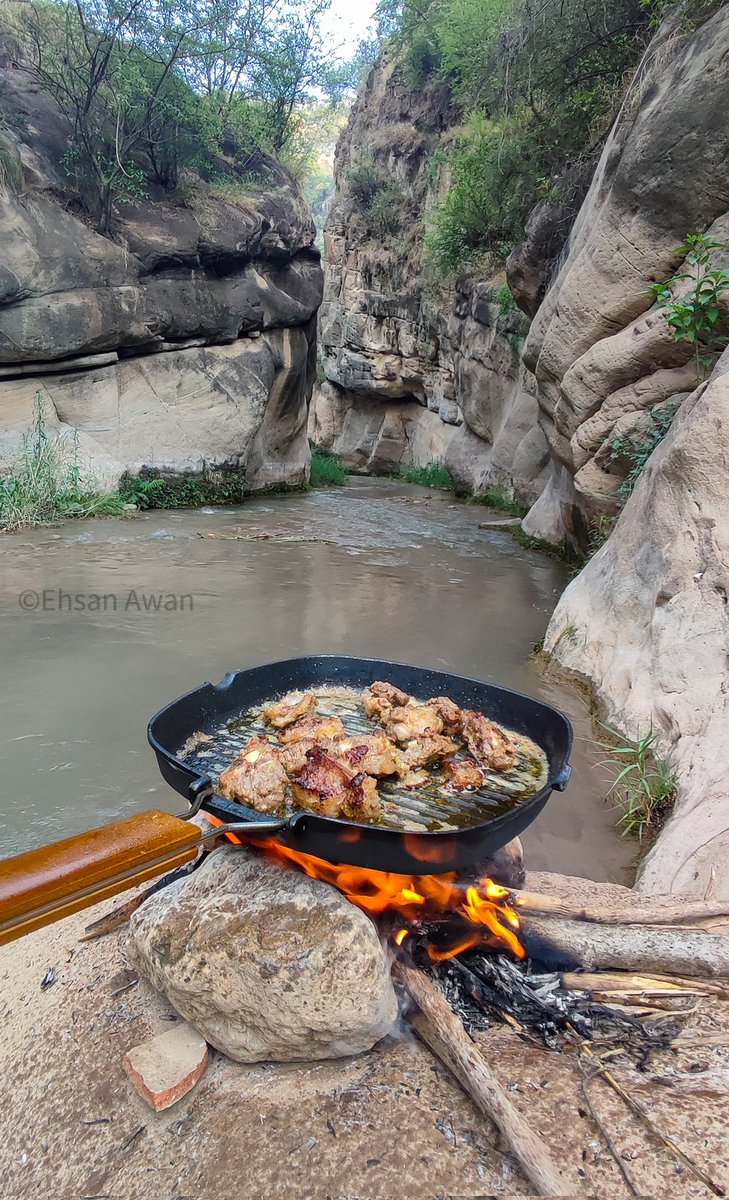 SoonvalleyTours's tweet photo. آخری رسومات 
View in Full screen 
بکرے کی اخری رسومات ہم نے نرسنگھ داس کے اشنان گھاٹ سے ہوتے ہوئے مشہور ذمانہ ٹریک چامبل مندر ٹو کٹھہ کے درمیان میں ادا کر دی 😜 
الحمد اللہ نیچر کے قریب وقت گزارنے کا بہت مزہ آیا
احسان اعوان https://t.co/NSMAxYCcQp