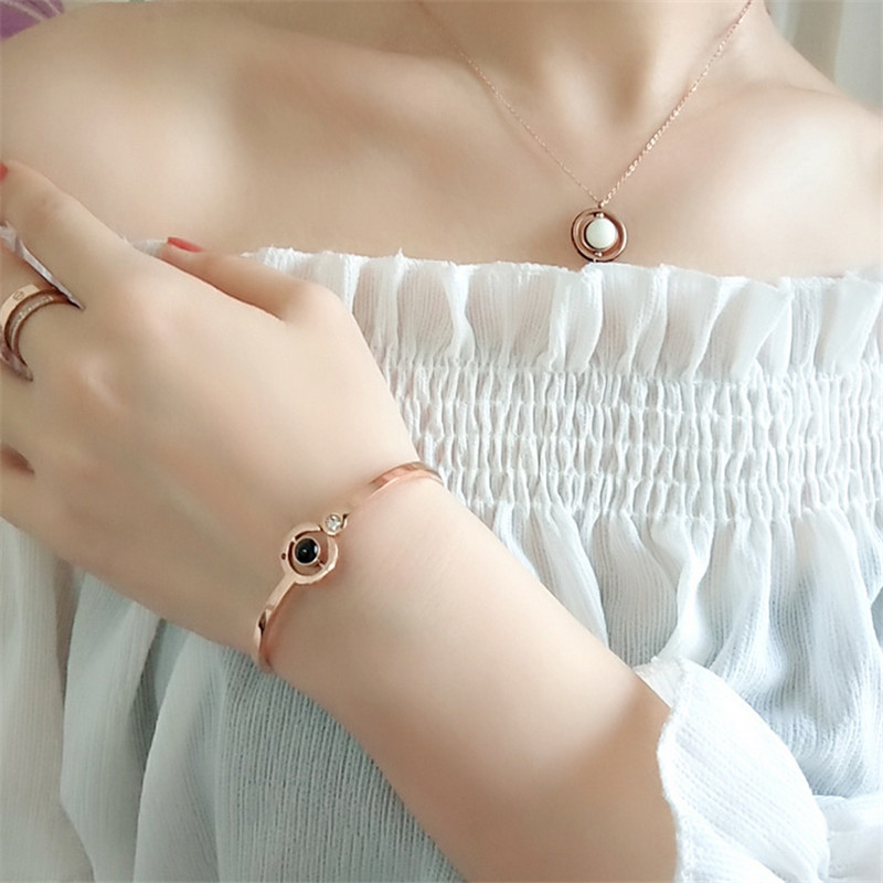 FollesPensee's tweet photo. Ce bracelet de je t'aime en 100 langues est juste magnifique 😍 https://t.co/04ovn00YB2