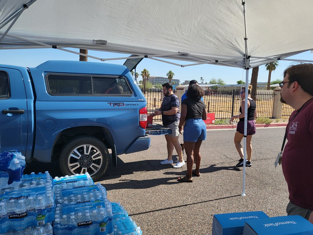 KeysToChangeAZ's tweet photo. Good morning!!! @12news is here!!!! We just received our first donation of the day and it's BIG🤩 @MayoClinic brought cases and cases of bottled water and heat relief supplies! 🙌💛
#Community #Compassion #Kindness #DonateWater #StayHydrated #HeatRelief #ThirstAid #Donations
1/2 https://t.co/yYU8Kzi4Ui