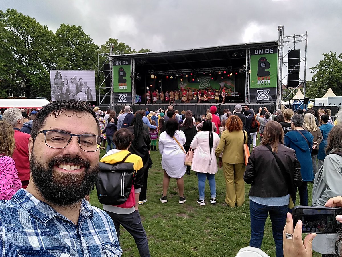 Vandaag bij het Oosterpark geluisterd naar de woorden en de excuses van de koning. Een memorabele dag. Daarna ook meegevierd op het Museumplein, een grootst feest op een grootse dag.