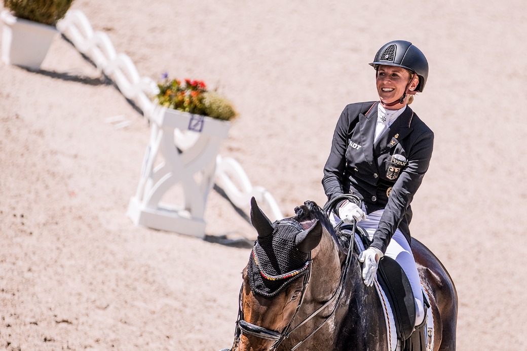 CHIO_Aachen's tweet photo. Im MEGGLE - Preis führte kein Weg an diesem Dream Team vorbei: Jessica von Bredow-Werndl und ihre "Dalera" gewinnen mit 81,021 Prozent vor Charlotte Dujardin auf "Imhotep" und Nanna Skodborg Merrald auf "Blue Hors Zepter"#chioaachen #meggle 📸 Franziska Sack https://t.co/L9m52s3K5W