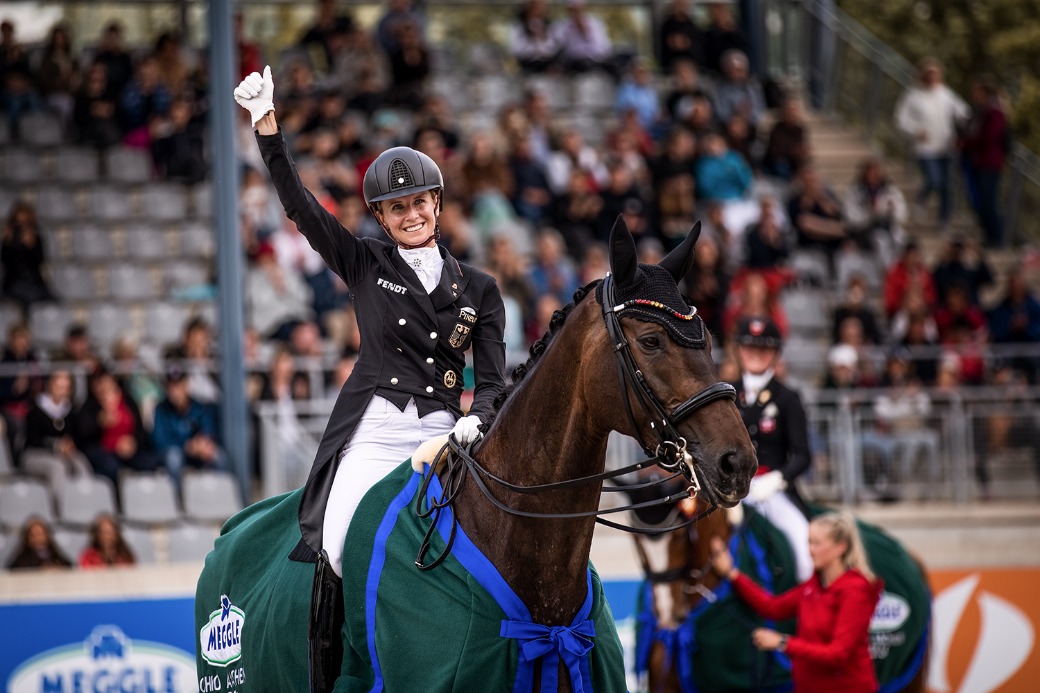 CHIO_Aachen's tweet photo. Im MEGGLE - Preis führte kein Weg an diesem Dream Team vorbei: Jessica von Bredow-Werndl und ihre "Dalera" gewinnen mit 81,021 Prozent vor Charlotte Dujardin auf "Imhotep" und Nanna Skodborg Merrald auf "Blue Hors Zepter"#chioaachen #meggle 📸 Franziska Sack https://t.co/L9m52s3K5W