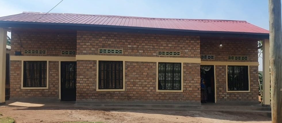 KireheDistrict's tweet photo. Mu gihe twizihiza isabukuru yo #Kwibohora29 abatujwe mu nzu ya Two in One yubakiwe abatishoboye ba Kankobwa barokotse Genocide yakorewe Abatutsi mu 1994,Mukakigeri Natariya umwe mu bubakiwe ashimira ubuyobozi bwβIgihugu cyacu ku bikorwa bagejeje ku baturage
#Liberation2023 https://t.co/imZeB5neCp