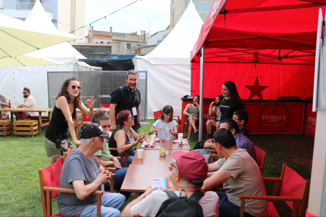 Molt contents de seguir teixint sinergies amb la Fundació Mas Casadevall, La Fageda i Can Xapes!
En la trobada d'aquest any, comptem amb aquest bonic photocall creat pels usuaris de la Fundació Mas Casadevall! 💚
<a href="/fageda/">La Fageda</a> <a href="/AutismeMC/">Fundació Autisme Mas Casadevall</a>