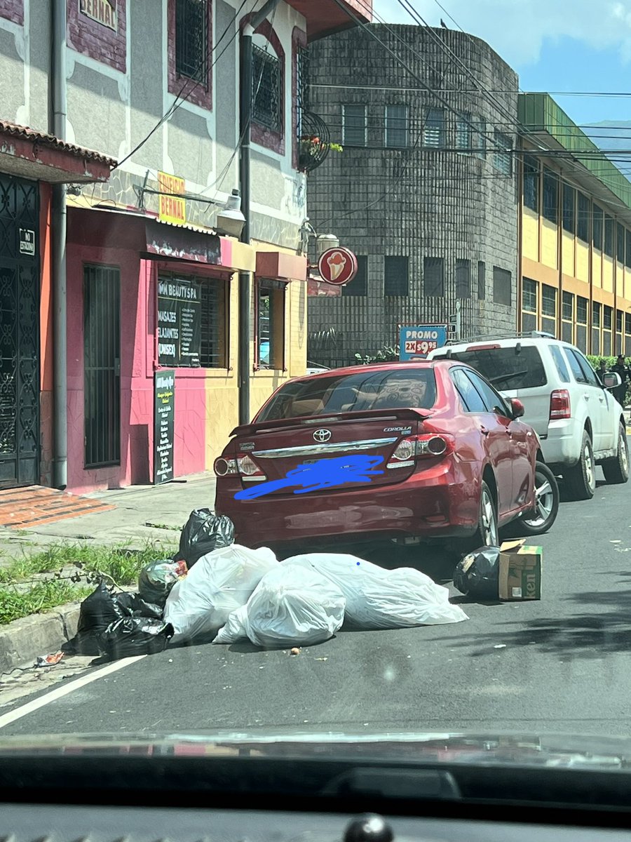 chicomenji's tweet photo. @SantaTeclaSV @HenryFloresST Buenos días estimados, reportamos que nos han dejado en la tercera avenida sur antes del colegio santa Inés, estás bolsas de basura y desde las cámaras se ve que un muchacho las ha puesto asi, favor ayudarnos a que las quiten https://t.co/QByxLN7VcM