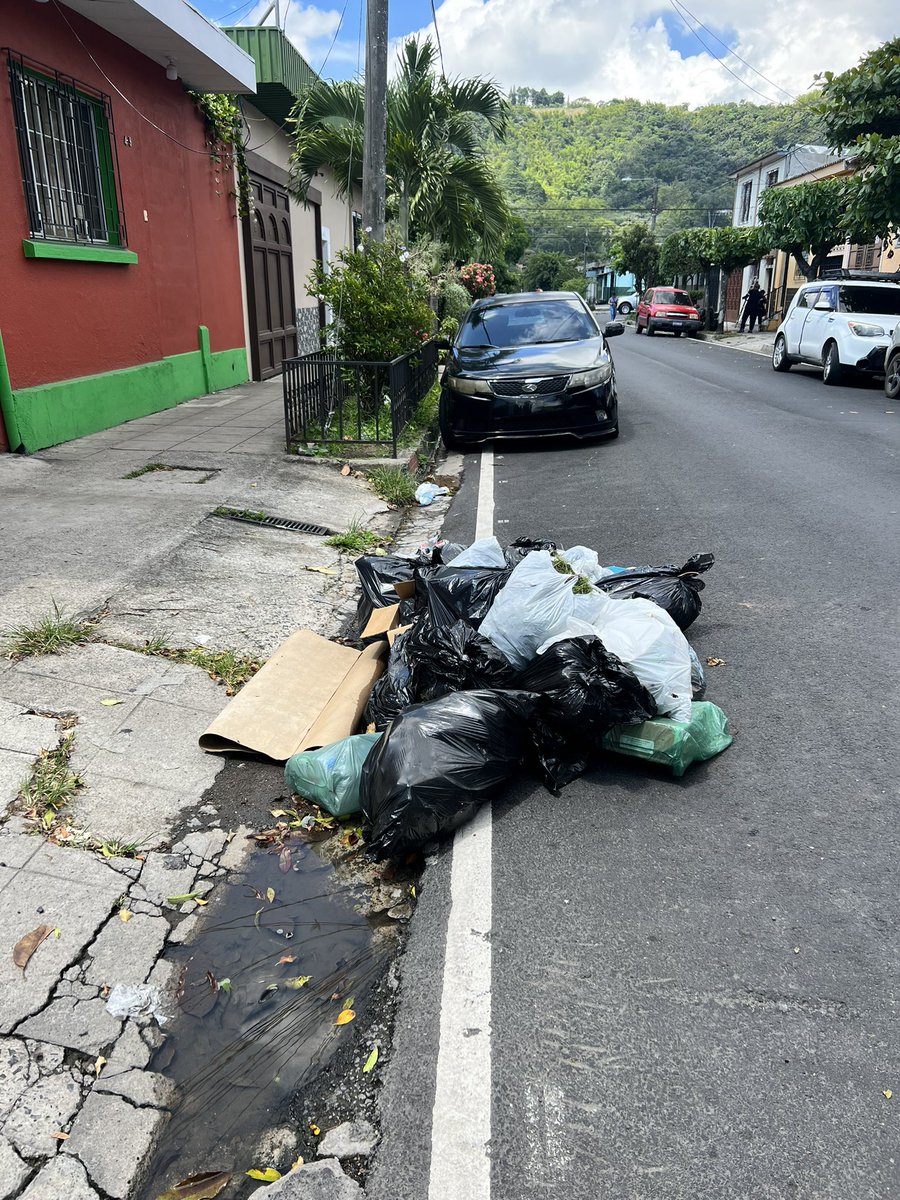chicomenji's tweet photo. @SantaTeclaSV @HenryFloresST Buenos días estimados, reportamos que nos han dejado en la tercera avenida sur antes del colegio santa Inés, estás bolsas de basura y desde las cámaras se ve que un muchacho las ha puesto asi, favor ayudarnos a que las quiten https://t.co/QByxLN7VcM