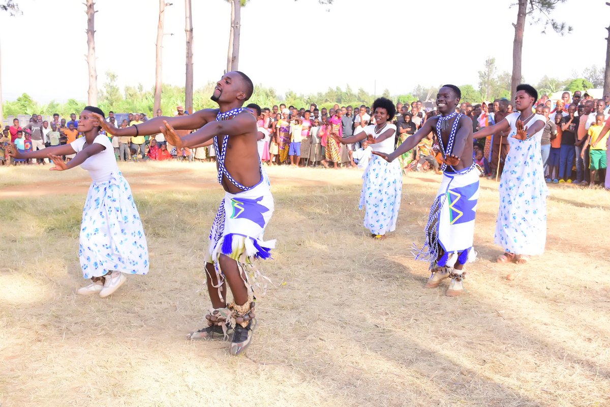 NyagatareDistr's tweet photo. Abaturage bashimiye Ubuyobozi bwiza burangajwe imbere na Nyakubahwa Perezida wa Repubulika Paul KAGAME bukomeje kubagezaho ibikorwaremezo bitandukanye byumwihariko iri soko ry'amatungo rijyanye n'icyerekezo, rifite ubushobozi bwo kwakira inka 1200.
#Kwibohora29
#LiberationWeek https://t.co/STtRwwj3FL