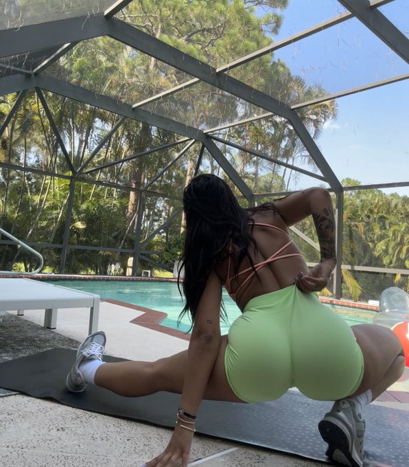 Post run stretches. https://t.co/2EoEUQ8WvL