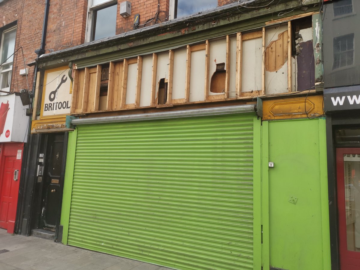MikeBanim's tweet image. Spotted part of the older fascia peaking out on this store on Capel Street.

It'd be lovely if this shop owner were to remove the ugly, oversized fascia and restore the older, smaller one underneath, but I'm not too optimistic.