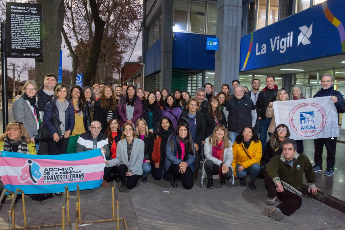 ddhhros's tweet photo. El histórico edificio de la @BibliotecaVigil ya es parte del #ProgramaMarcasDeMemoria 🙌 Junto a la Comisión de Memoria de la institución compartimos este proceso de señalización de dos puntos emblemáticos de la historia del barrio, su ingreso por Gaboto y el Pasaje Perkins. https://t.co/pIIrHdt1vA