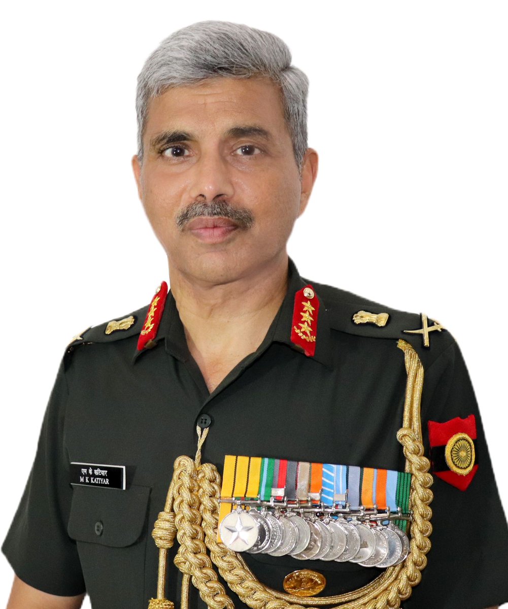 Lt Gen Manoj Kumar Katiyar took over as Army Commander of #WesternCommand today. In a solemn ceremony, the General paid tributes to #Bravehearts at #VeerSmriti & exhorted all ranks to strive for excellence.

@DefenceMinIndia
@SpokespersonMoD 
@adgpi 
@PIB_India 
@PTI_News