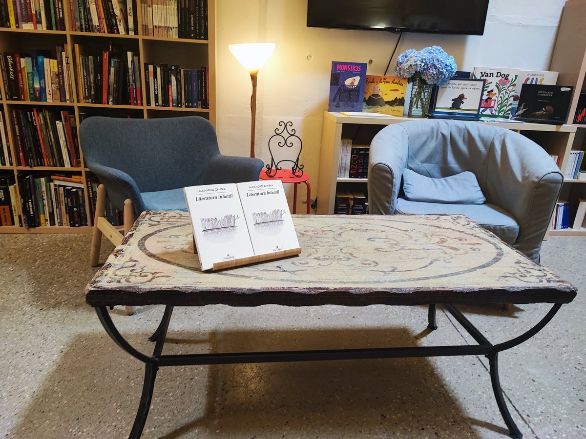 Grandiosa presentación y divertidísima charla entre <a href="/xoantallon/">Juan Tallón</a>  y Alejandro Zambra #DosCrack #Literatura