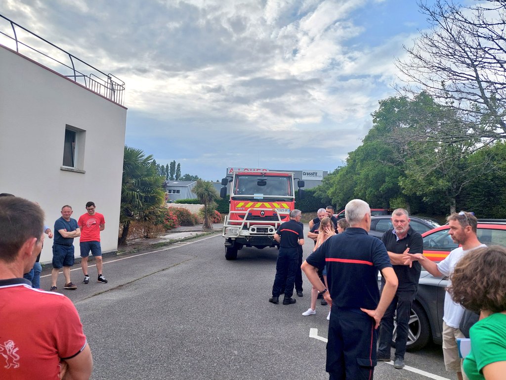 MaLuherne56's tweet photo. Échange avec les pompiers pour anticiper la période estivale. 
Les agris + Cuma + Eta avec leurs connaissances du territoire et leurs matériels sont des aides précieuses en cas d'incendie #Morbihan 
@brunocalle5 @fredericjan @BertrandChevali @clebolu @FranckPellerin @FDSEA56 https://t.co/wba67gJuEs