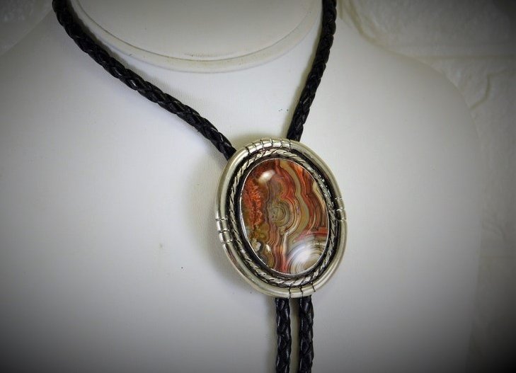 chicmousevintage.etsy.com/listing/149020… Bolo Tie with Agate Stone Cabochon. Set in Silver Tone. Fabulous Cowboy Western Gift. #BoloTie #Agate #FairburnAgate #CowboyGift #Rancher #Cowboy #Cattleman #SouthwesternFashion #Rodeo #Gift