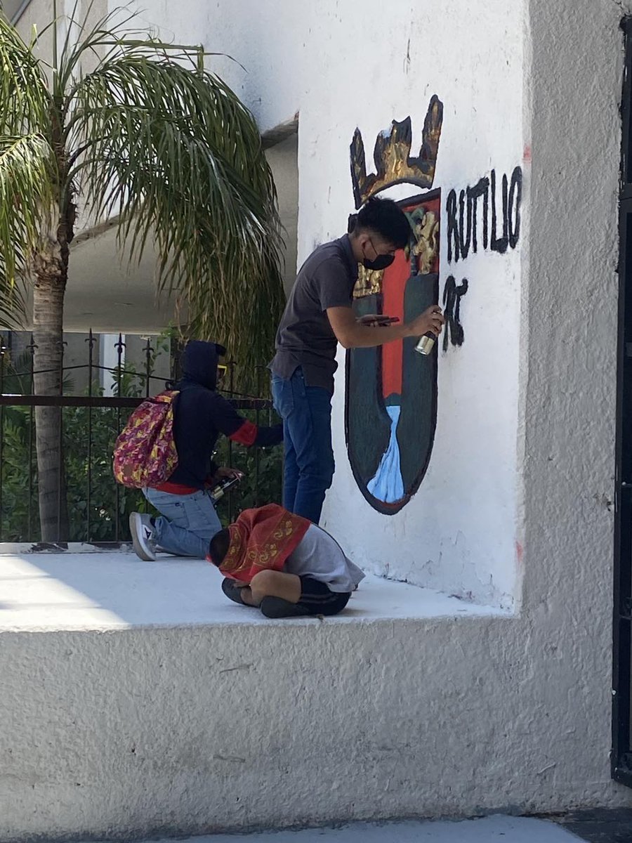 🔴#EstaMañana | Estudiantes normalistas realizando actos de vandalismo en el palacio de gobierno de Tuxtla Gutiérrez.