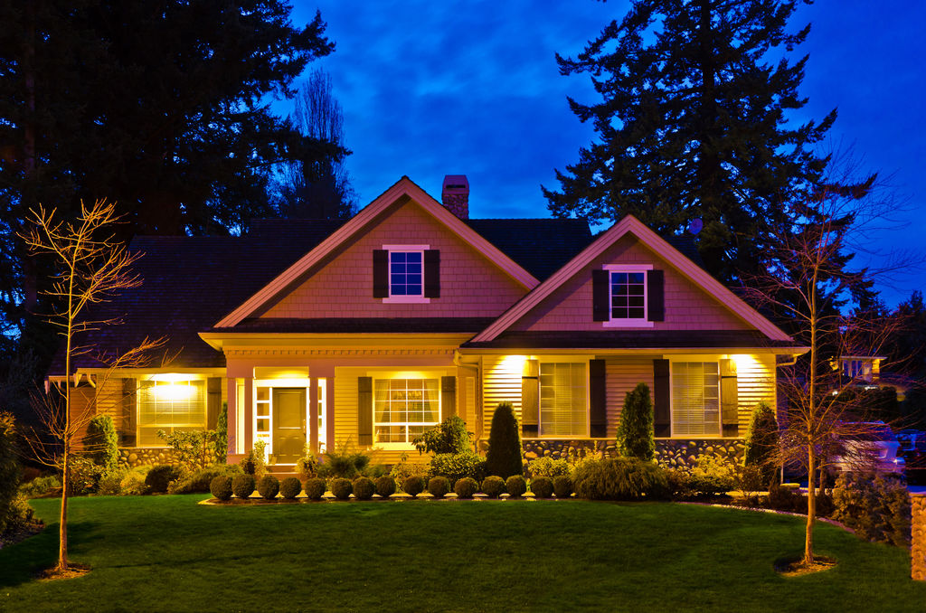 Assist2Sell_rc's tweet photo. Having a well-lit exterior is an easy way to make your home safer! This house is a great example. https://t.co/kTu0r233Zh https://t.co/78M0a6c623