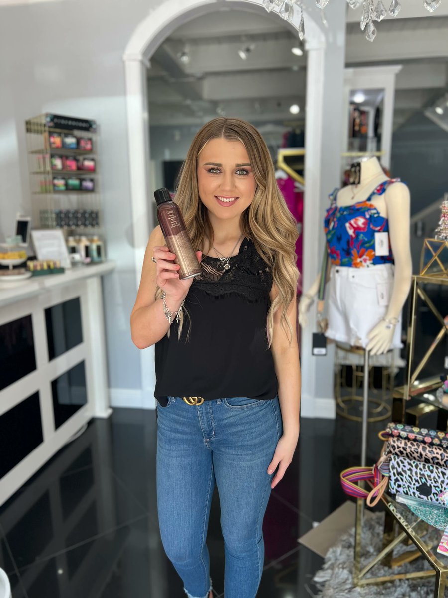 Gracie loves using the thick dry finishing spray to help inflate the hair for extra thickness and lushness! The secret for hair that is big beautiful, beyond luxurious!

#thewoodlands #springhairstylist #oribe #handtiedextensions #thewoodlandshairsalon #woodlandsbalayage
