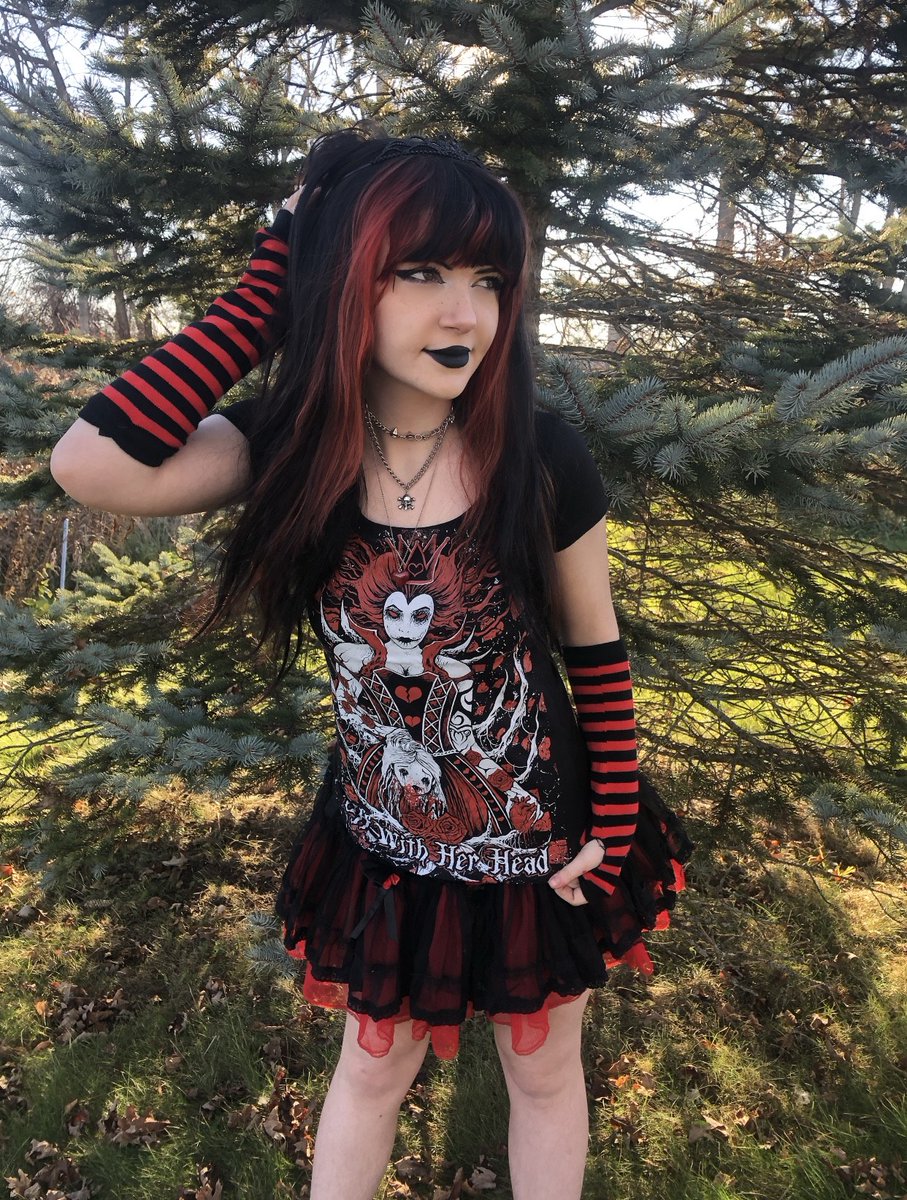 🥀𝕺𝖋𝖋 𝖂𝖎𝖙𝖍 𝕳𝖊𝖗 𝕳𝖊𝖆𝖉! 🥀

The adorable @x_cheyanide_x rocking our Queen of Hearts Tee & Emo Striped Arm Warmers [Black/Red]!

#GothGirl #AliceInWonderland #OffWithHerHead #RedQueen #SpookyStyle #GothicFashion #VampireFreaks