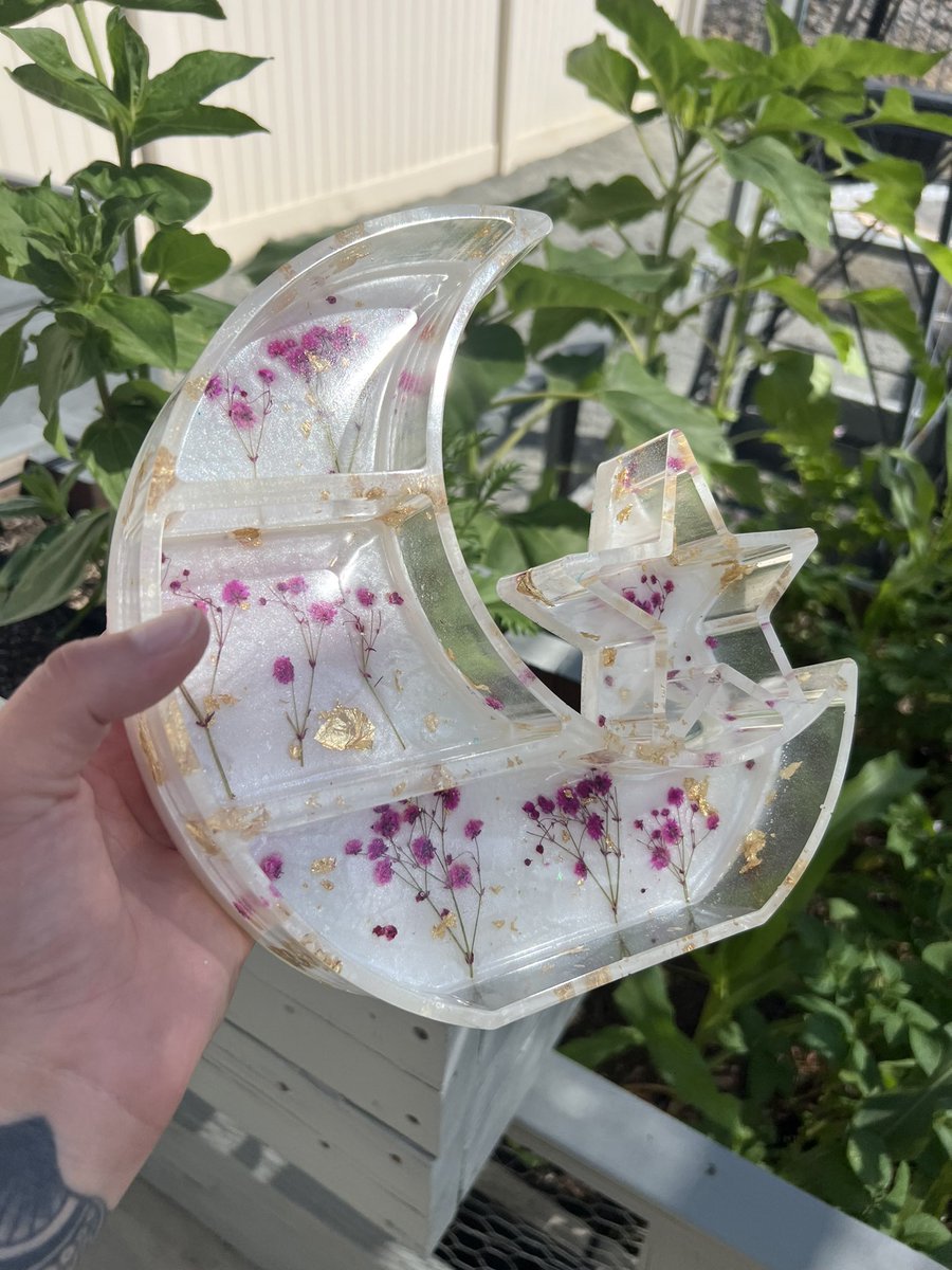 ✨🌸 PINK BABY’S BREATH & GOLD RESIN MOON & STAR SHELF 🌸✨ Just listed this beautiful floral shelf to the shop! Stands 9” tall, this shelf is perfect for your crystals, jewelry or trinkets and make the cutest decoration / gift 💘 Checkout sublimecrystals.com 😊