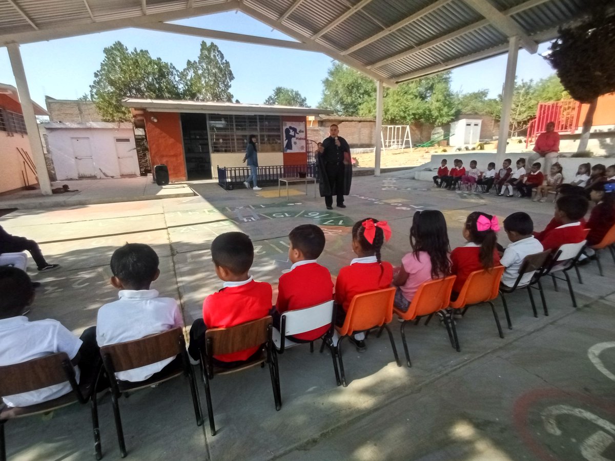 ALMADgoOficial's tweet photo. Alianza de maestros Durango promoviendo la #CulturaDeLaPaz en el preescolar del poblado El Conejo, con la plática "Magia con los niños constructores de PAZ."

Felicitamos al maestro @EleazarGaor y a la maestra @lulyreyesac por ser #MaestrosConALMA https://t.co/GCW1GPBgTp