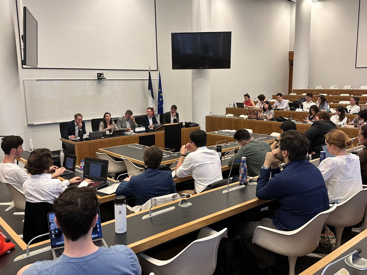 La France à Montréal 🇫🇷🇪🇺 (@franceamontreal) on Twitter photo La Consule générale de France à Montréal <a href="/Sophie_Lagoutte/">Sophie Lagoutte 🇫🇷</a> participait cet après-midi à une table-ronde organisée à l'<a href="/UMontreal/">Université de Montréal</a> par le <a href="/CERIUdeM/">CÉRIUM</a>.
👉 Au coeur de ces échanges, l'état des relations 🇨🇵-🇨🇦 et transatlantiques, la paix en Europe et la place du Canada dans le monde. La Consule générale de France à Montréal <a href="/Sophie_Lagoutte/">Sophie Lagoutte 🇫🇷</a> participait cet après-midi à une table-ronde organisée à l'<a href="/UMontreal/">Université de Montréal</a> par le <a href="/CERIUdeM/">CÉRIUM</a>.
👉 Au coeur de ces échanges, l'état des relations 🇨🇵-🇨🇦 et transatlantiques, la paix en Europe et la place du Canada dans le monde.