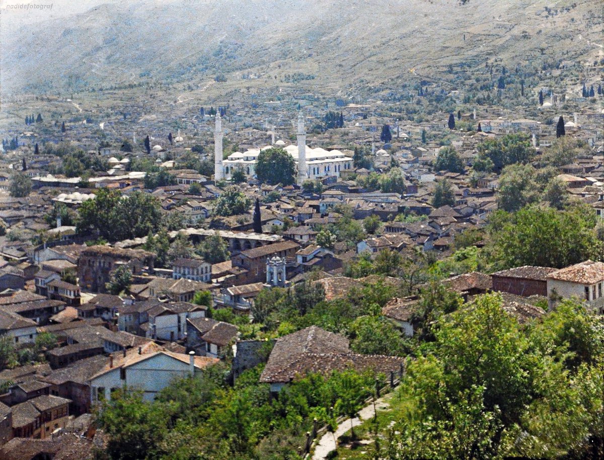 Bursa saat kulesinden Ulu Camiye bakış ..💚.
 3 Haziran 1913 . Türkiye
📷 Auguste Léon