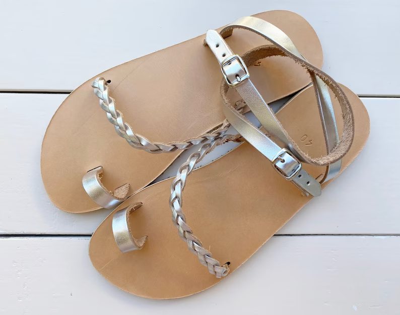 ⚠️
Yaz mevsimi geldiği için sanırım #etsy de satış yapan Yunan satıcıların sandalet satışlarında ciddi bir artış yakalamışlar. Dikkatimi çekti Etsyde deri satanlar için güzel bir fırsat oluşturabileceğini düşünüyorum. Resimleri aşağıda. ☺️ Bu arada onuda sahiplenmişler greek…