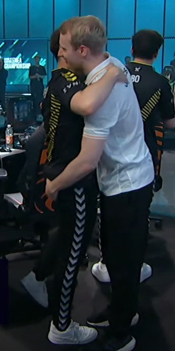IWDominate's tweet photo. He got a handfull damn https://t.co/aXdum2Ef3s