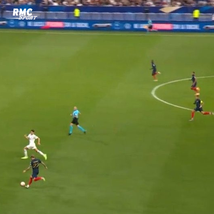 RMCsport's tweet photo. 😳 ❌ Les Bleus n'ont pas marqué sur cette action, à 4 contre 1. #FRAGRE https://t.co/VGvqaKuCKu