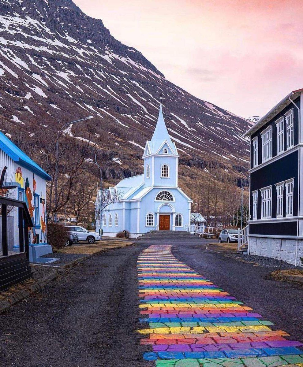 fahadhossain90's tweet photo. Walking through a rainbow of colors in the streets of Iceland 🌈🇮🇸 https://t.co/04i2oGtZLl
