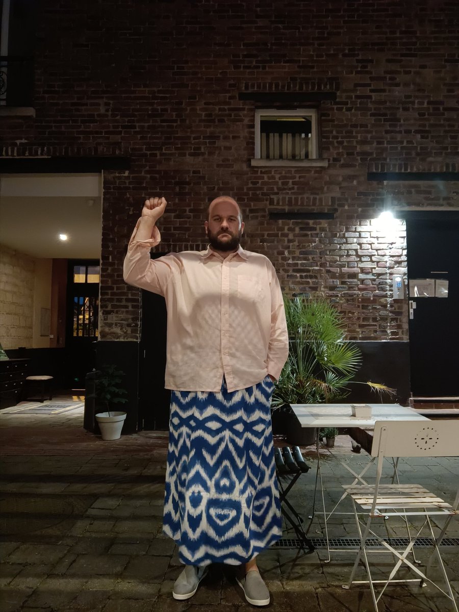 Je trouve profondément choquant qu'en 2023, il y ait encore des réticences monumentales à travailler, étudier en short, pantacourt, bermuda.

Plutôt que de changer les régles, dans les endroits privilégiés, on augmente la clim pour garder son pantalon, son costume parce qu'il