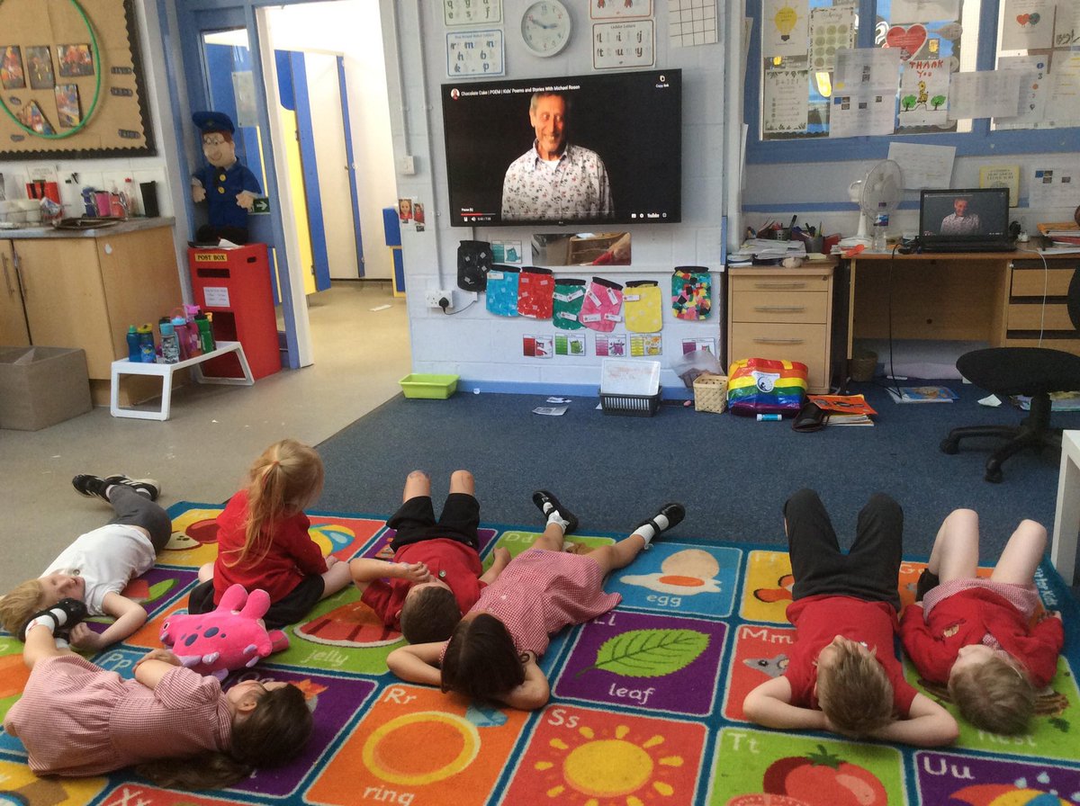 Acorn N/R were loving a little end of day relax with @MichaelRosenYes and Chocolate Cake, the squeals & giggles. And they all do the action head chop for ‘dead’ on the creaky floorboard! 😍🤩😂📖 @_Reading_Rocks_ @EYTagteam @ABCDoes @EarlyExcellence #performancepoetry