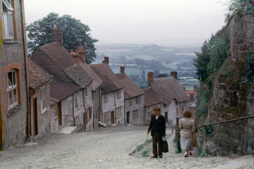 Gold Hill in Shaftesbury, 1952 #Dorset - photo: Max Leonard 🏴󠁧󠁢󠁥󠁮󠁧󠁿