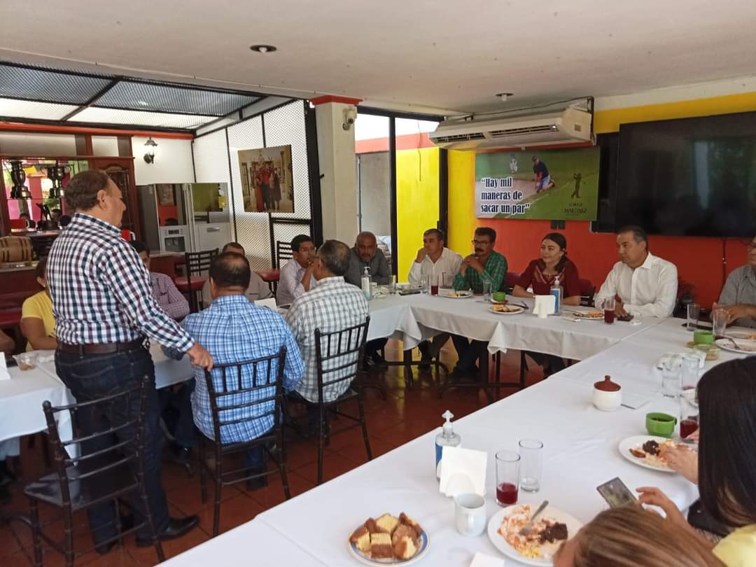 PonleJORGEaTux's tweet photo. Hoy tuve la oportunidad de platicar con nuestra Senadora @sasildeleon en un desayuno de trabajo informativo referente a sus actividades legislativas. 
En el desayuno estuvieron presentes amigos ex alcaldes y líderes Sociales de nuestro Estado. 
ÁNIMO,  ya falta menos! https://t.co/DClfp9L7lc