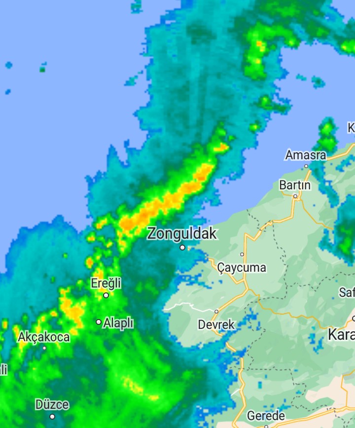 Zonguldak merkeze birazdan çok kuvvetli yağış gelecek. Denizde yıldırımları görebilirsiniz...