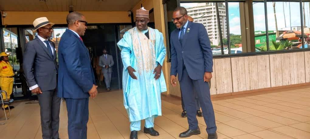 En el marco de una gira de contacto con operadores y entidades del Gobierno de la hermana República de🇨🇲, es por ello, que hoy el Excmo. Sr. <a href="/GabrielObiang/">Gabriel Mbaga Obiang Lima</a> ha sido recibido en una audiencia por su homólogo camerunés, el Excmo. Sr. <a href="/MeyAlamine/">Alamine Ousmane Mey</a>, Ministro de economía y Planificacion